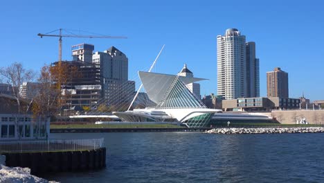 Establishing-shot-of-the-futuristic-Milwaukee-Art-Museum-1