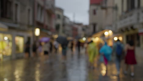 noche lluviosa en venecia: escena de la calle borrosa