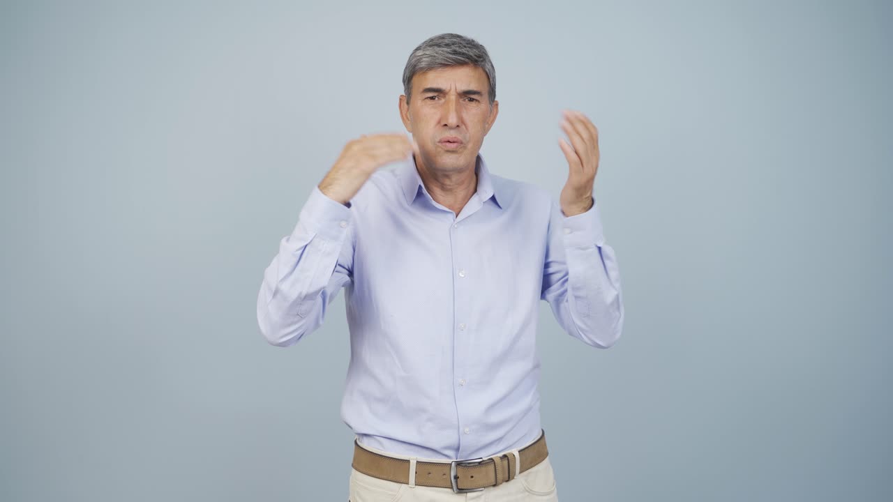 la alta temperatura del aire está asfixiando al anciano.