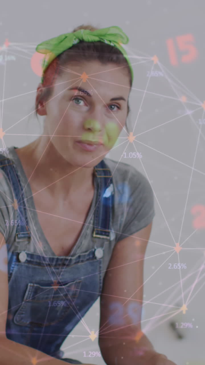 animación de la red de conexiones y números sobre feliz mujer caucásica haciendo la redecoración