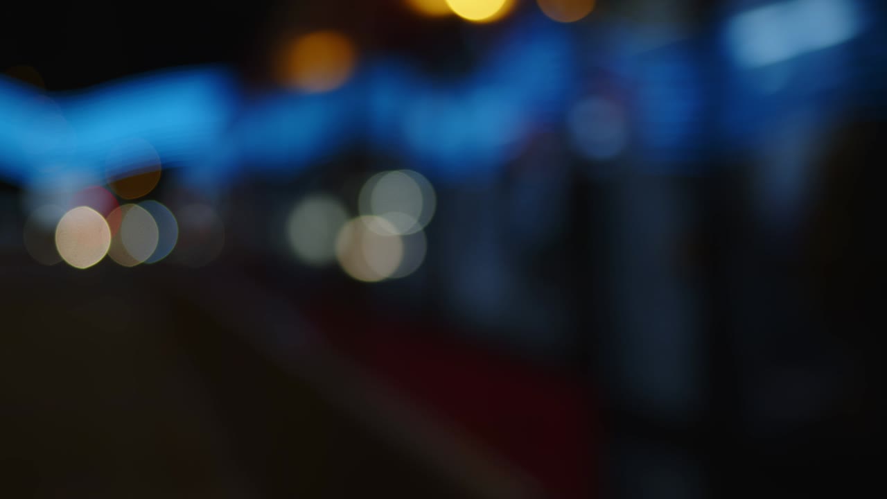 la vida de la ciudad borrosa tráfico de coches por la noche