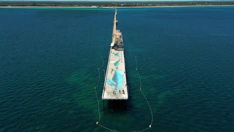 Disparo-De-Un-Dron-Sobre-El-Embarcadero-De-Busselton,-El-Embarcadero-Más-Largo-Del-Hemisferio-Sur-Situado-En-Busselton,-En-Australia-Occidental