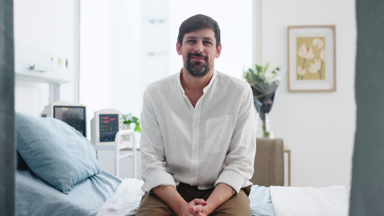 Paziente felice che sorride seduto sul letto d'ospedale