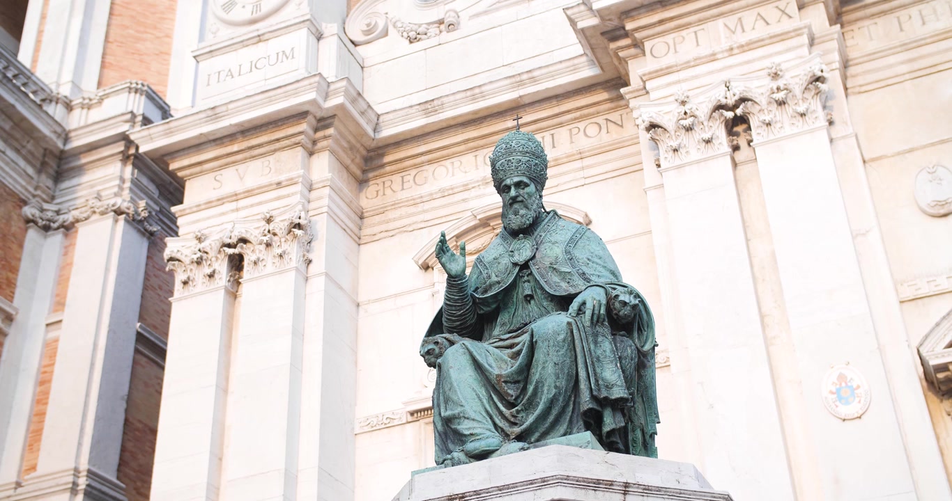 Basilica della Santa Casa a Loreto, Italia, che mostra la statua di Papa Sisto V davanti alla chiesa nella piazza.