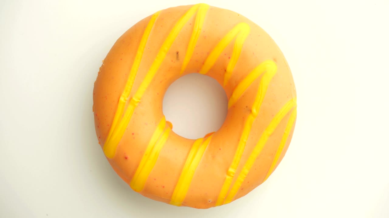 el donut glazado de primer plano.