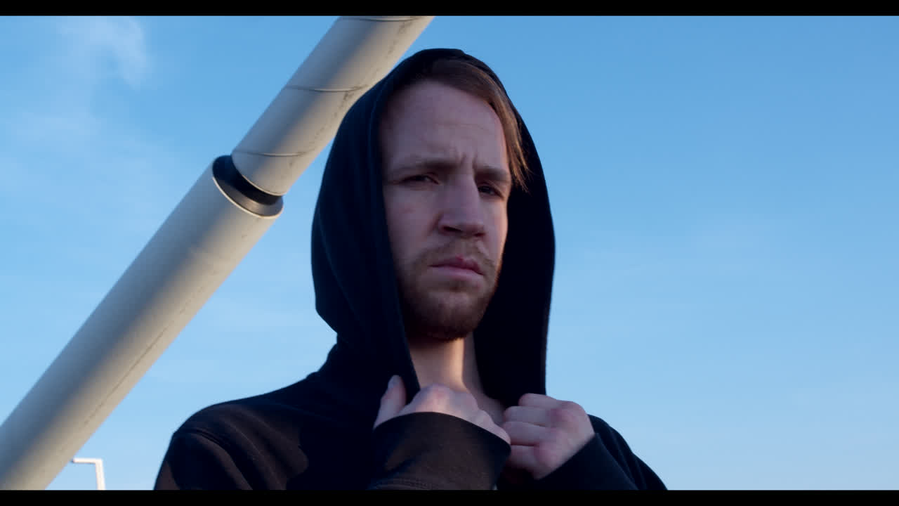 후디를 입은 남자