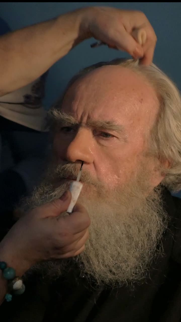 Uomo che si fa truccare