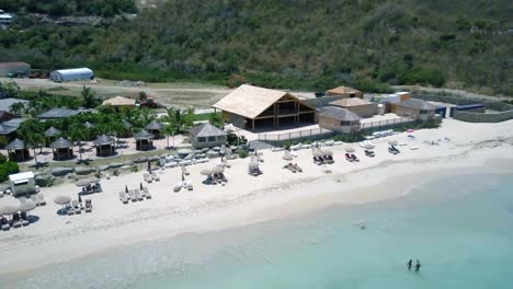 4k-Luftdrohnenansicht-Von-Menschen,-Die-Im-Wasser-Am-Anse-Marcel-Strand-In-St.-Maarten-Schwimmen