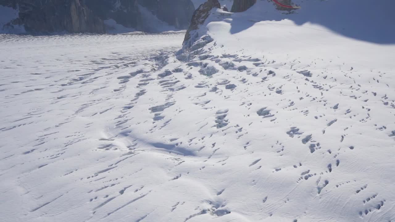 avión volando sobre hielo glaciar, grietas en el parque nacional denali alaska