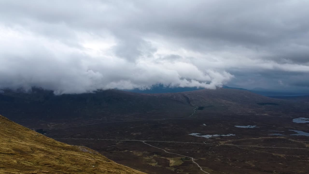 Timelapse cinematografico da drone di montagne nuvolose delle Highlands scozzesi