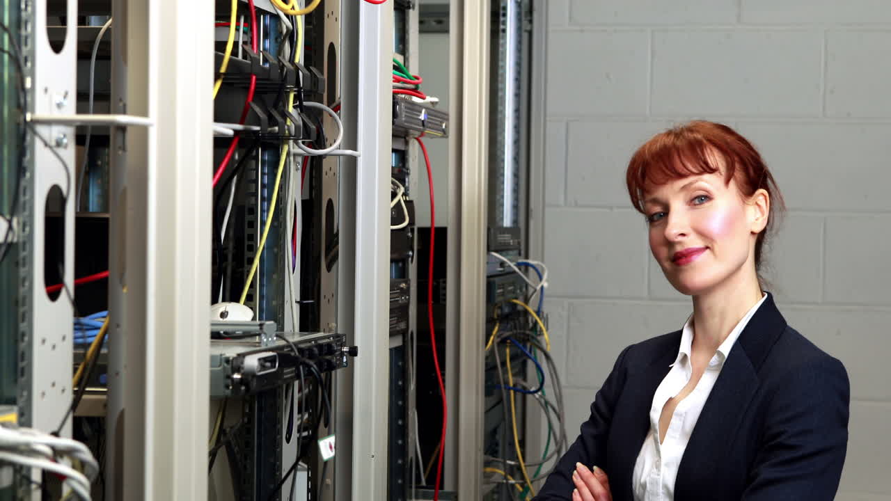 técnico mirando el armario del servidor abierto