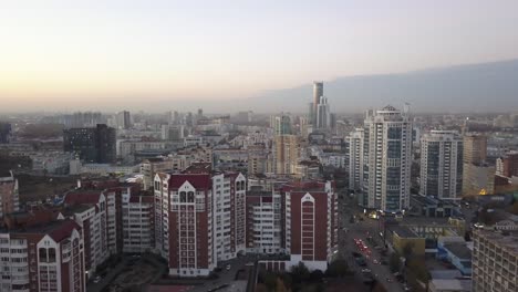 horizonte de la ciudad al anochecer