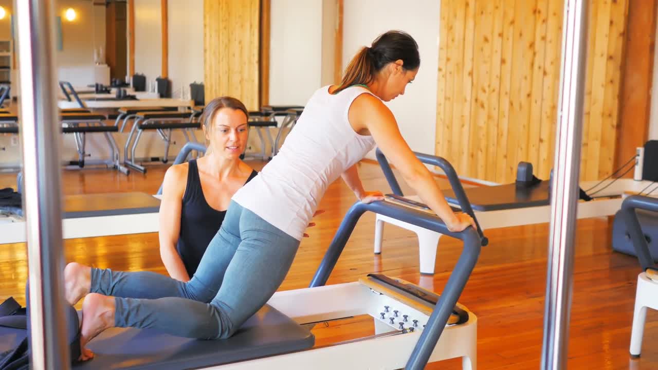 entrenadora ayudando a una mujer con el ejercicio