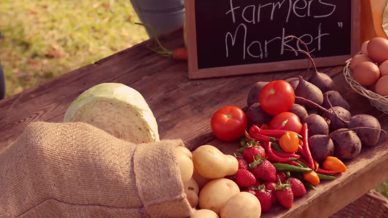 시장에서 유기농 채소를 파는 부부