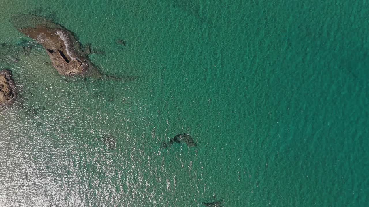 Vista aerea di acque cristalline sull'isola di Creta, Grecia, con riflessi del sole
