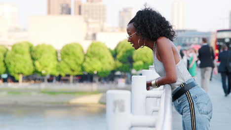 Joven-Negra-Admirando-La-Vista-Desde-Un-Puente-En-La-Ciudad,-Vista-Lateral