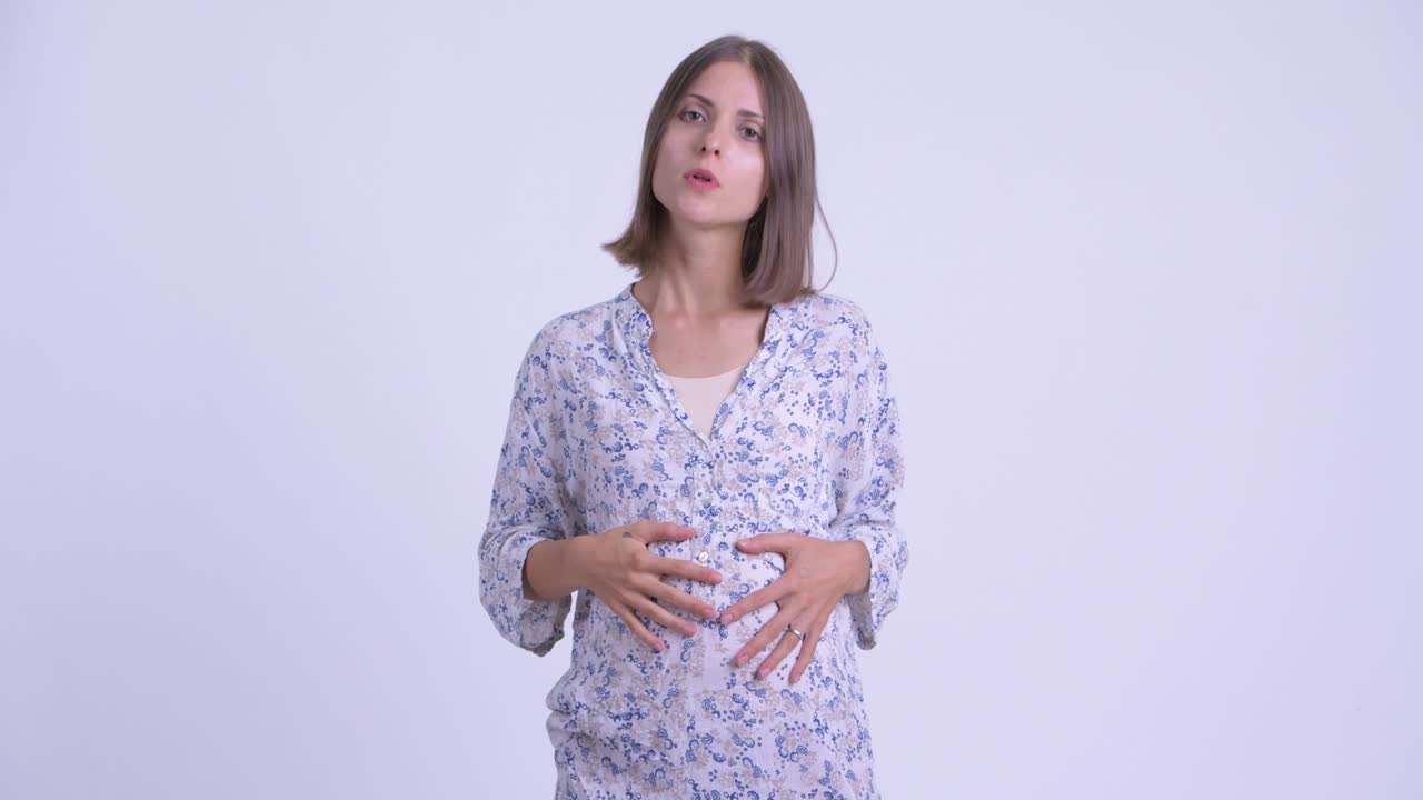 짧은 머리카락을 가진 젊은 아름다운 임신한 여성