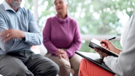mano, consejería y una pareja de ancianos hablando con