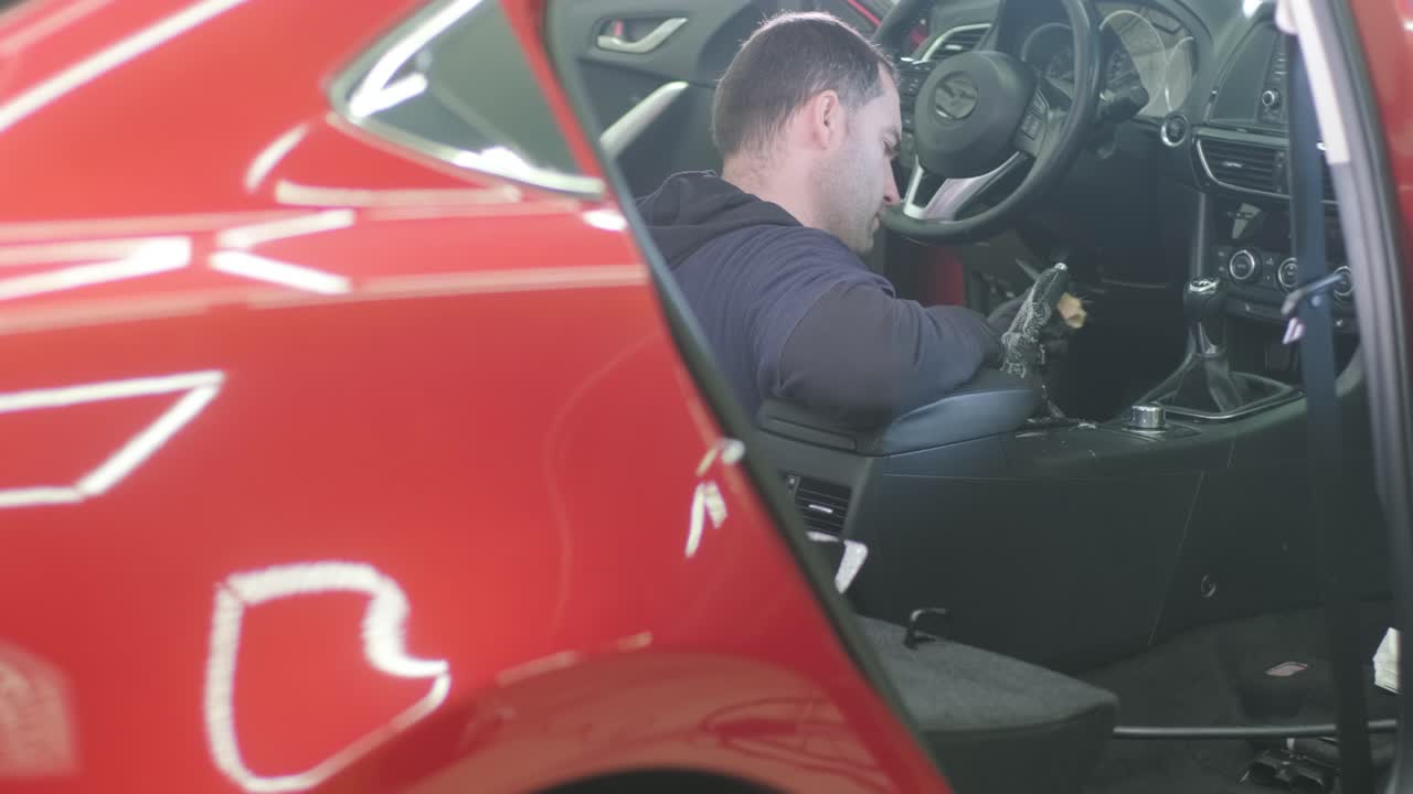 전문적인 자동차 청소. 샤워. 인테리어 세부 사항. 자동차 인테리어를 건조 청소 및 세부 사항; 깊은 좌석 청소; 자동차 세탁에서 거품을 는; 먼지에서 자동차 패널을 청소하는; 진공청소기