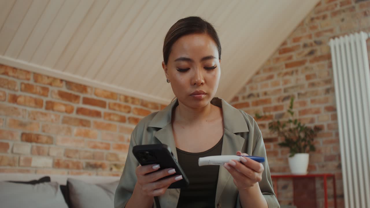 mujer comprobando el resultado de la prueba de embarazo