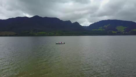 bote a motor en un lago en tiempo nublado, empuje aéreo en