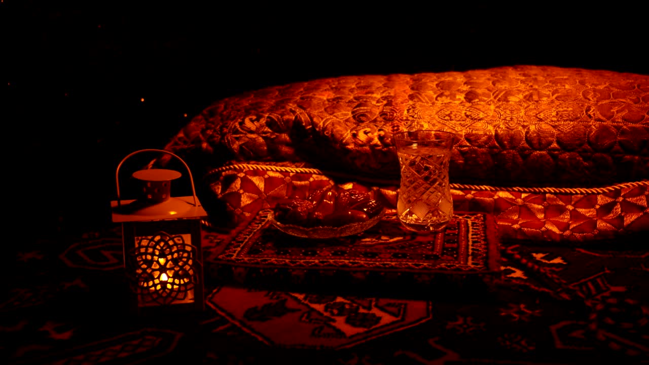 이프타르는 저녁 식사입니다. 장식의 슬라이더 뷰 라마단 카림 휴일 축제 축하 카드, 무슬림의 거룩한 달 라마단의 카림에 대한 초대. 어두운 배경. 선택적 초점