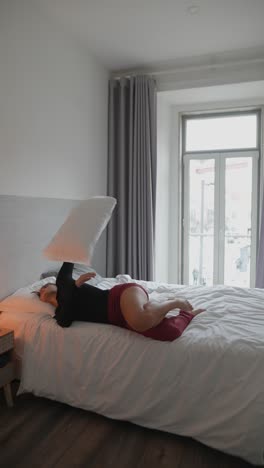 mujer haciendo yoga en el dormitorio