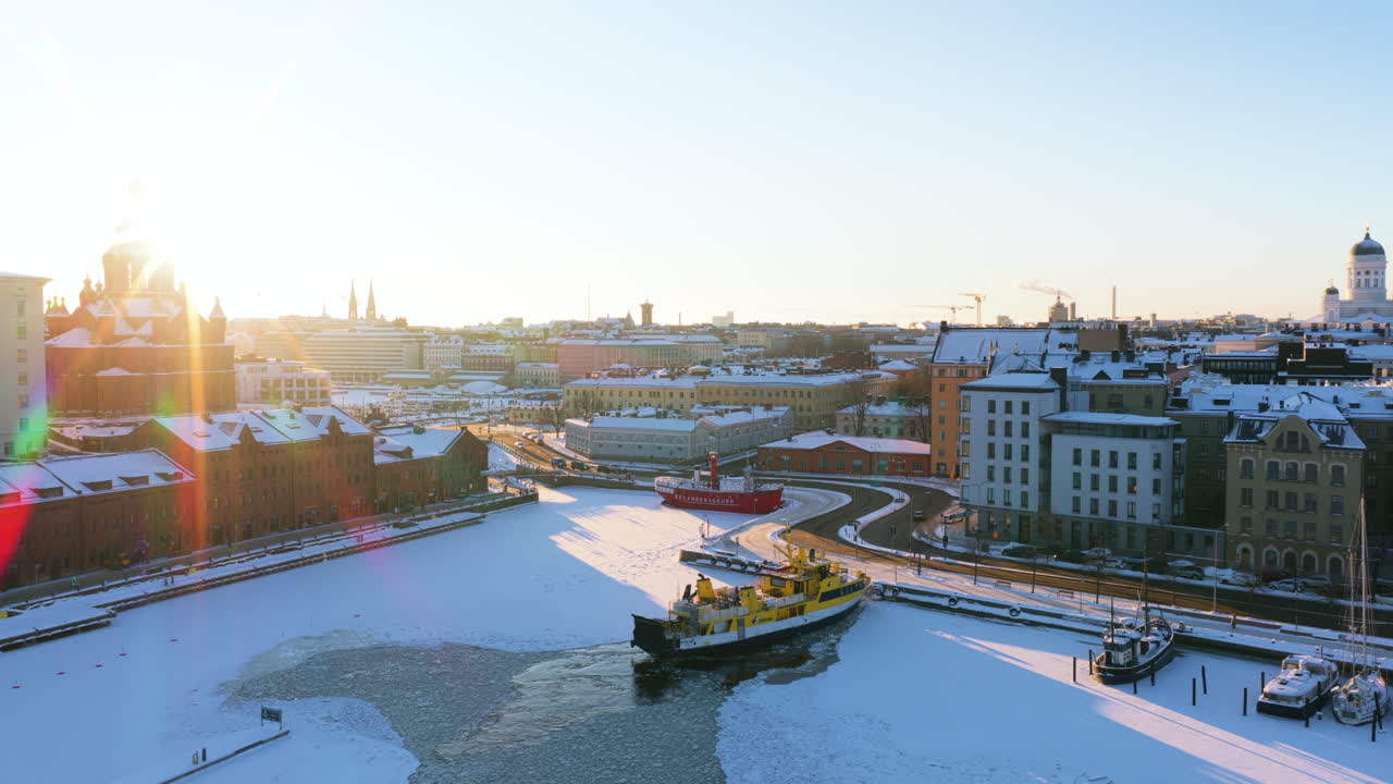 Dron girando frente al nevado canal Katajanokan kanava, invierno en Helsinki