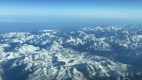 vista aérea desde una cabina de jet de las montañas de los pirineos desde una cabina de jet volando hacia el norte a 12000m de altura