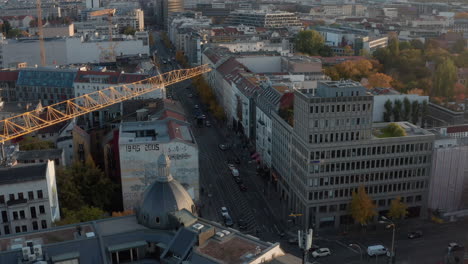 Kippen-Sie-Aufnahmen-Der-Nachbarschaft-In-Einer-Großen-Stadt-Nach-Unten.-Zeigen-über-Den-Rand-Des-Dachs-Blick-Auf-Autos,-Die-Auf-Straßen-Fahren.-Berlin,-Deutschland.