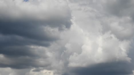 Zeitraffer-Mit-Weißen-Wolken,-Die-Sich-Am-Sonnigen-Blauen-Himmel-Bilden