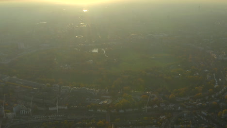 Tiro-Aéreo-De-Alto-Círculo-Sobre-Regents-Park-Londres-Contra-La-Puesta-De-Sol