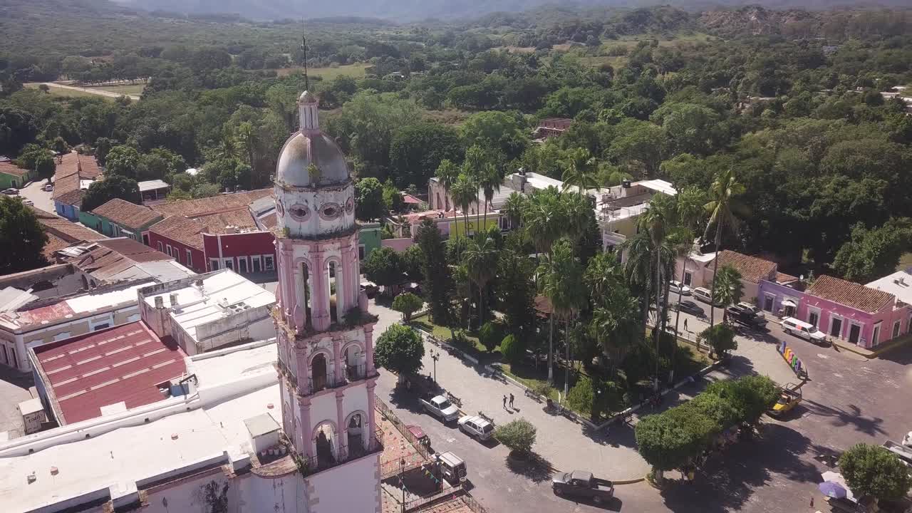 antena de la pintoresca torre de la parroquia de la iglesia de santa úrsula en el pequeño pueblo de cosala, atracción turística en méxico