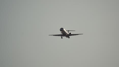 aterrizaje del avión a tiempo viento fuerte