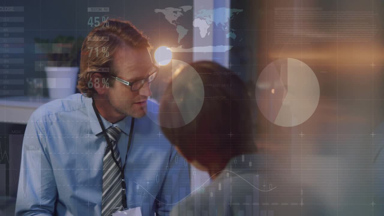 Vertikal video: Sittende mann med slips snakker i forretningsmøte, animerer grafer og prosenter.