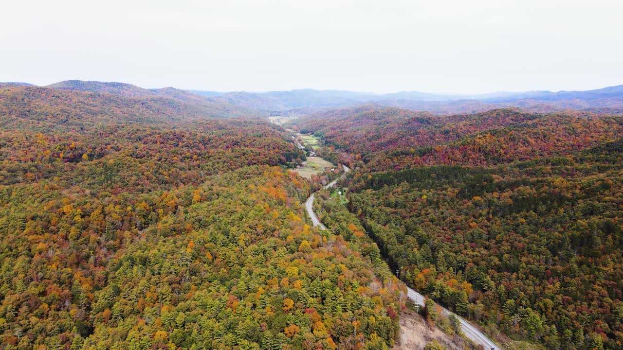 Ripresa aerea in avvicinamento su una valle in West Virginia durante l'autunno.
