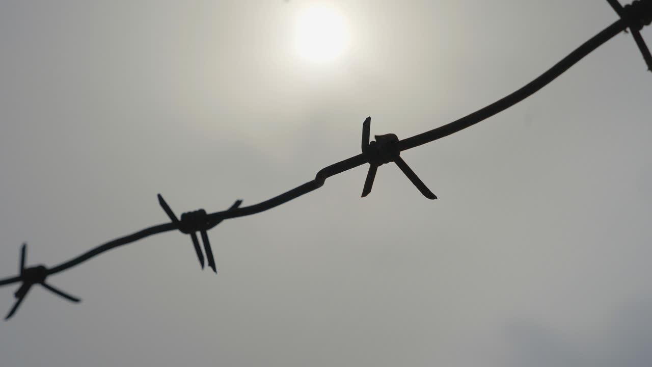 회색 하늘 배경에 있는 가시선