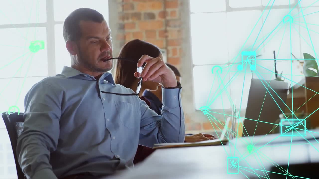 animación del globo con una red de conexiones e iconos sobre diversas personas de negocios en la oficina