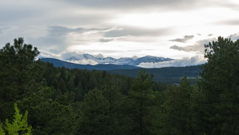 Zeitraffer,-Regenwolken,-Sonnenuntergang,-Denver-Nuggets,-Broncos,-Rocky-Mountains,-Mount-Evans,-Frühling,-Felsiger-Berg,-Atemberaubende-Landschaft,-Wolken,-Orange,-Gelb,-Goldfarben,-Atemberaubend-Schöne-Immergrüne-Nadelbäume,-Kiefernwälder,-Schichten