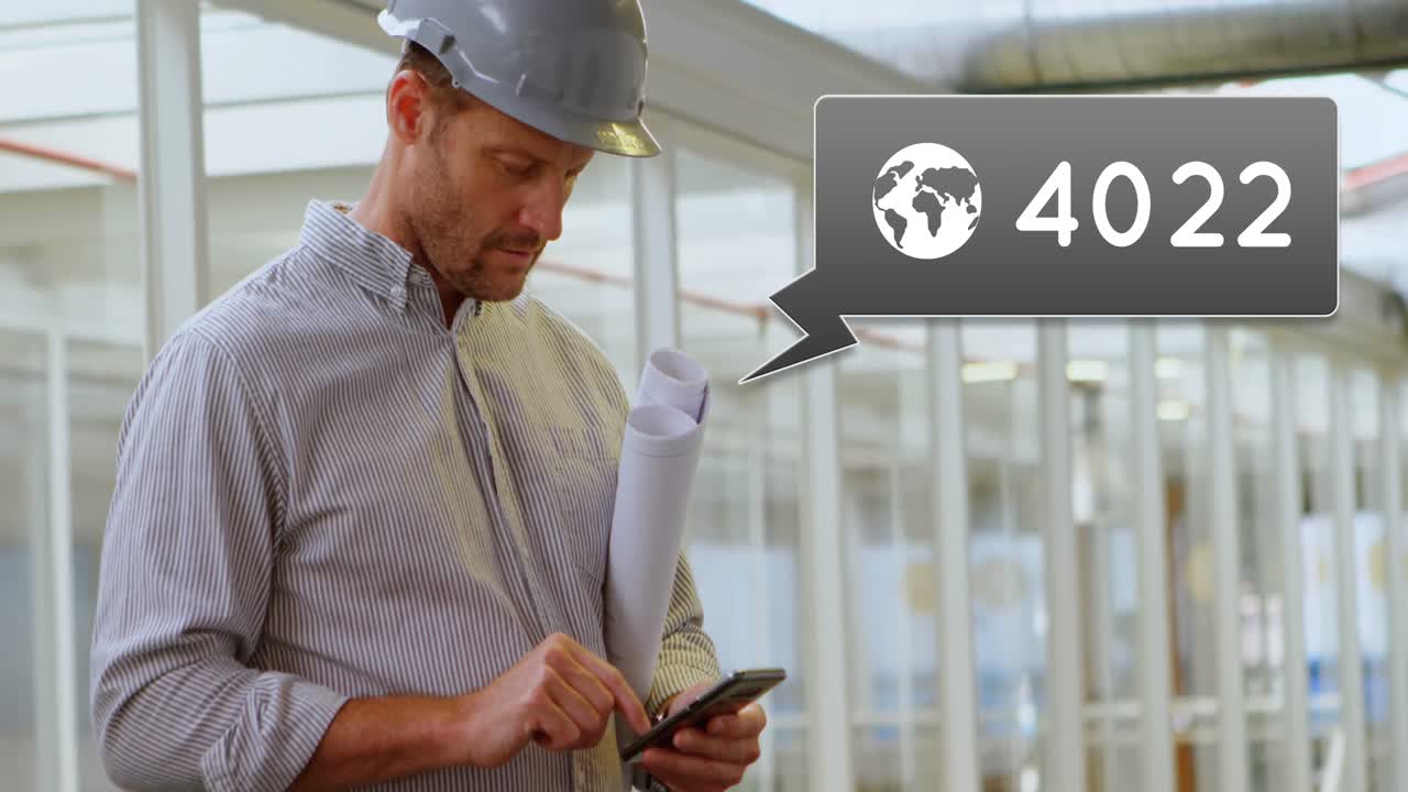 ingeniero sosteniendo planos en sus brazos mientras envía mensajes de texto 4k