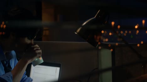 ejecutivo masculino tomando café mientras trabaja en el escritorio 4k