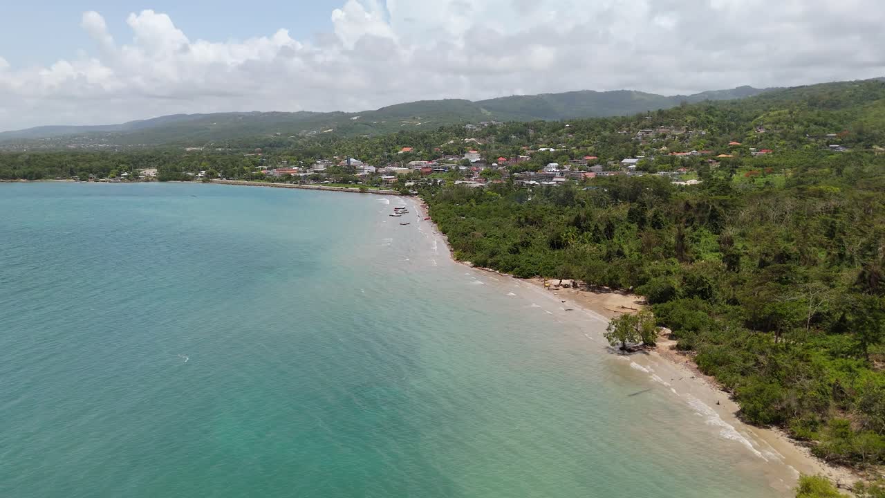 las aguas turquesas tropicales de la costa norte de jamaica, vista aérea