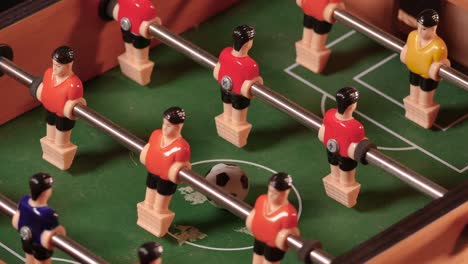 jugando al fútbol en la mesa de juego