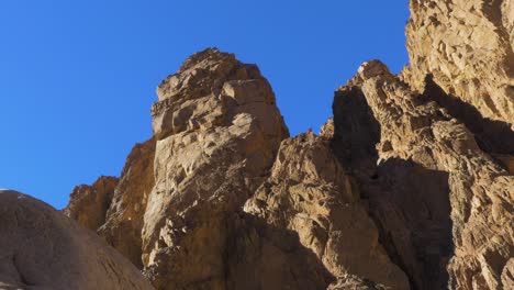 vista con montañas rocosas en el cañón coloreado de egipto sinaí desierto dahab en un día soleado, plano amplio con zoom en