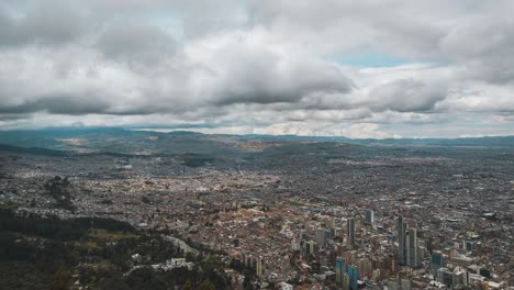 lapso de tiempo de la gran ciudad de bogotá, en la cima de monserrate, colombia durante el día