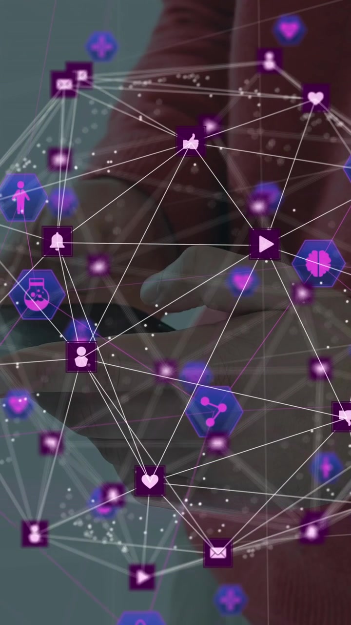 Globo de iconos digitales y red de iconos médicos contra el torso de una persona usando un smartphone.