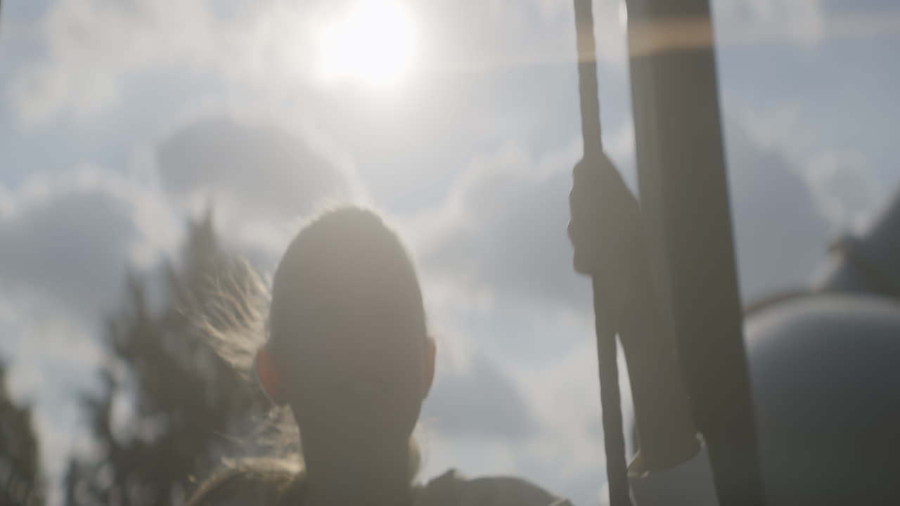 흔들기 에서 놀고 있는 아이