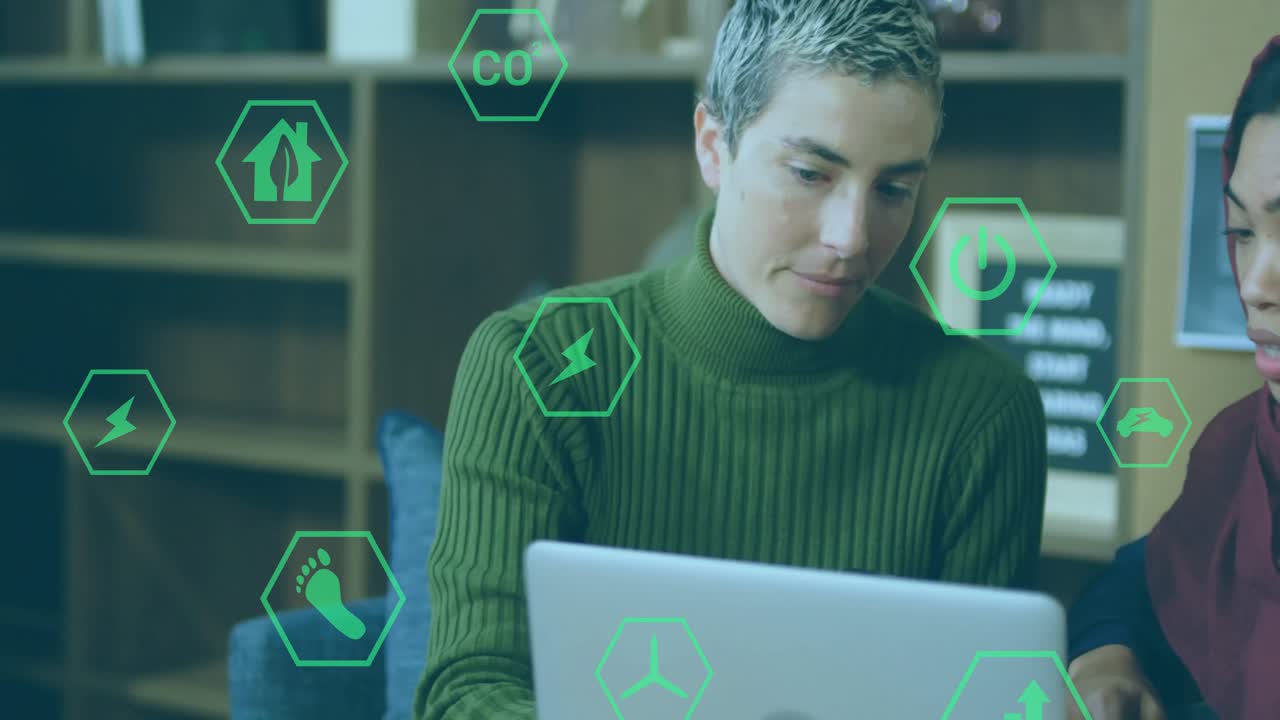 Colleghi che collaborano in uno spazio di lavoro tecnologico, programmano con icone di dati esagonali fluttuanti.