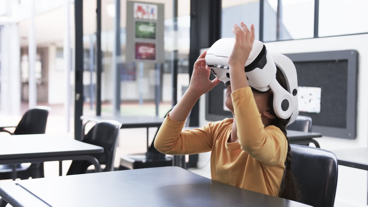 en un entorno escolar, una joven de dos razas explora la realidad virtual con el espacio de copia