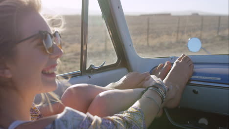 Hermosa-Amiga-Rubia-Disfrutando-De-Un-Viaje-Por-Carretera-En-Un-Auto-Convertible-Vintage